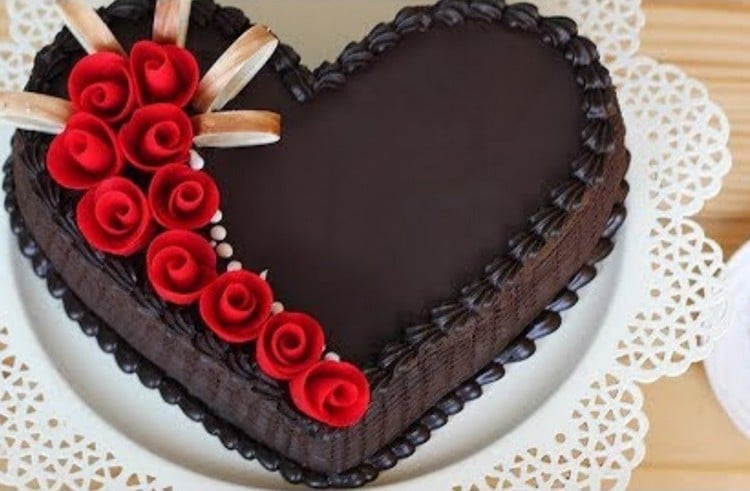 bolo em formato de coração de chocolate