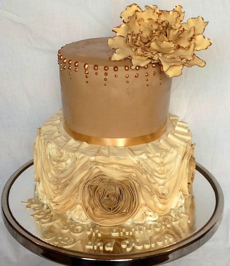 bolo dourado de casamento