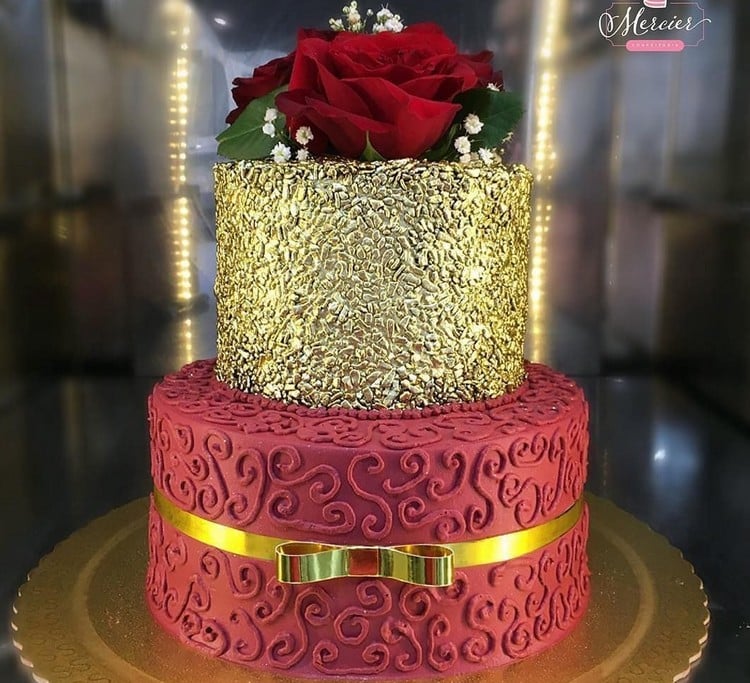 bolo dourado com vermelho