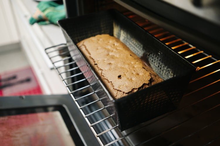 tirar o bolo do forno quente ou frio