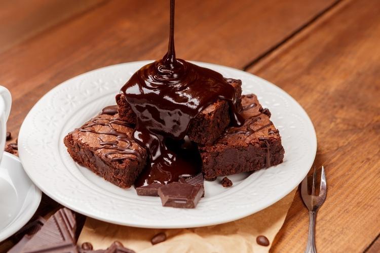 como fazer brownie com barra de chocolate